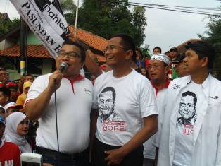 Menteri Negara BUMN Dahlan Iskan Kunjungi  Stand Jasa Raharja Purwakarta