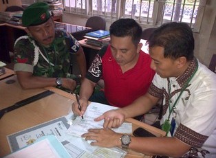 Kepala Cabang Jasa Raharja Banten Menyerahkan Santunan Di Rumah Korban