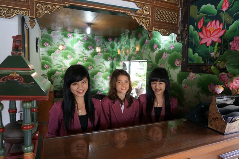 Resepsionis Hotel Taman Teratai Puncak, Didesain Sangat Elegan dan Dilayani Oleh Perempuan Yang Cantik dan Ramah
