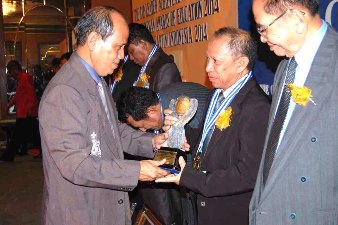 Rektor Universitas PGRI Palangka Raya DR. Suriansyah Raih Penghargaan