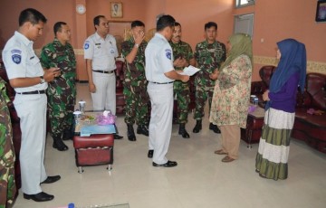 Disaksikan Wadan Lantamal IX Ambon, Jasa Raharja Maluku Bayarkan Santunan