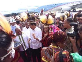 Tiba di Jayapura, Presiden Jokowi dan Iriana Disematkan Topi Cendrawasih