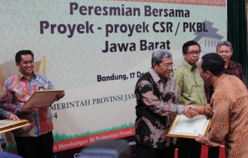 Gubernur Ahmad Heryawan Berikan Sertifikat CSR Kepada Jasa Raharja Jabar