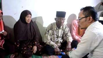 Menteri Hanif Dhakiri Salurkan Uang Asuransi Untuk Keluarga TKI di Ponorogo