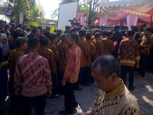 Jokowi Mantu, Ratusan Warga Antre di Lokasi Resepsi Pernikahan Gibran-Selvi