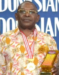 Anggota DPRD Dogiyai- Papua Markus Waine Menerima Penghargaan Dari Citra Prestasi Anak Bangsa