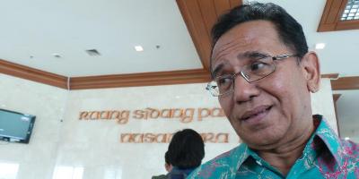 Anggota DPR Martin Hutabarat Temui Aktivis Anti Korupsi Yang Demo di DPR