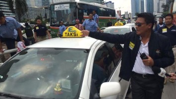 Demo Sopir Taksi Geser ke DPR/ MPR, Lalin di Kawasan Semanggi Mulai Terurai