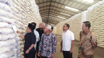 Ketua DPR Ade Komarudin Sidak Gudang Bulog, Cek Beras Impor dan Raskin