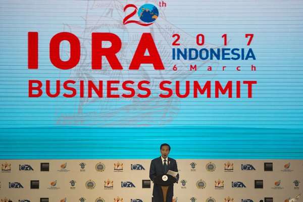 Berkeliling Arena KTT IORA, Jokowi dan PM Turnbull Cicipi Air Kelapa