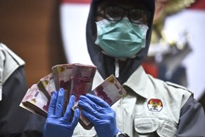 9 Hari 3 OTT KPK : Panitera PN Jaksel, Dirjen Hubla, Walikota Tegal