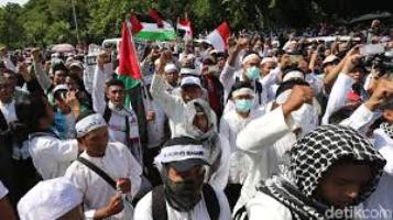 Aksi Bela Palestina, Ar-Rayah Besar Dibentangkan di Depan Kedubes AS