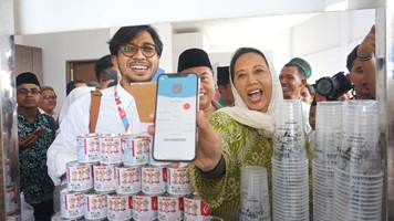 Menteri Rini Soemarno Kenalkan LinkAja ke 1.500 Santri PonPes Buntet Cirebon